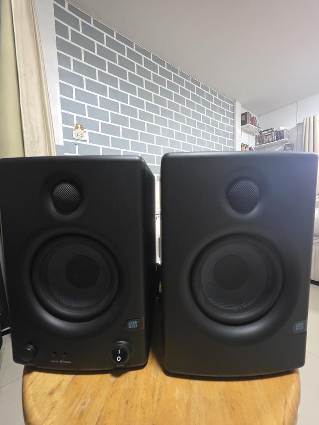 ลำโพงรุ่นนี้คือ PreSonus Eris E4.5 ซึ่งเป็นลำโพงสตูดิโอมอนิเตอร์ (Studio Monitor) รูปที่ 1