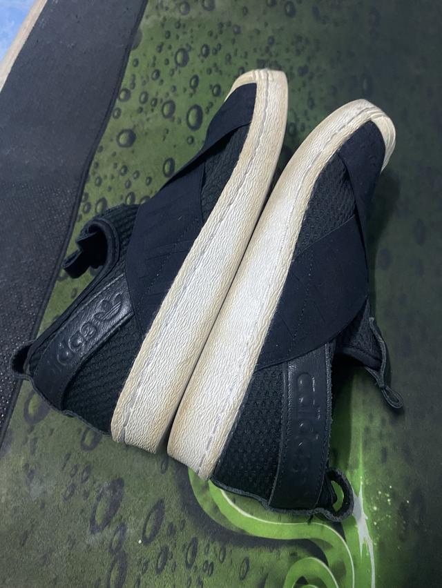 รองเท้า Adidas