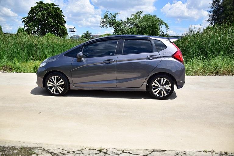 ปี2014ฟรีดาวน์ HONDA JAZZ GK สีเทา เกียร์แพดเดิ้ลชิฟ แอร์จอ มัลติ จอบลูทู๊ธ ครูสคอโทล เบาะหนังแท้ ขับสนุก ประหยัดน้ำมัน โทร 0957401229 ไอดีไลน์ UTBP 10