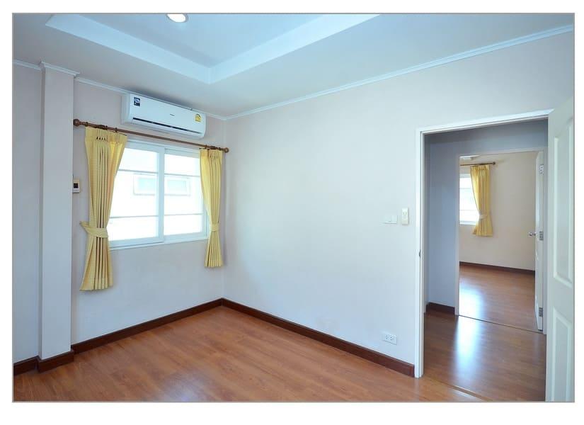 บ้านเดี่ยว 2 ชั้นหมู่บ้านปรีชา(ร่มเกล้า)  รีโนเวทใหม่สวยมาก ทำเลดีสุดๆ ติดถนนร่มเกล้า 10