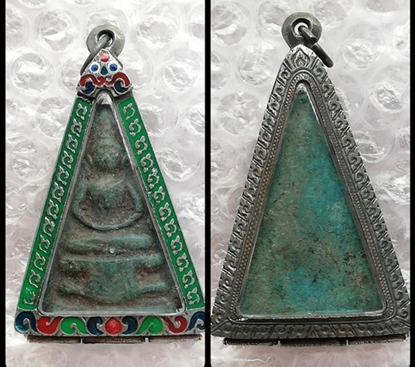 พระผงพิมพ์สามเหลี่ยมใหญ่ กรุวัดสามปลื้ม พ.ศ.๒๔๐๐-๒๔๘๓(เลี่ยมกรอบเงินทรงโบราณแกะลายไทยลงสีสวยงาม) 9