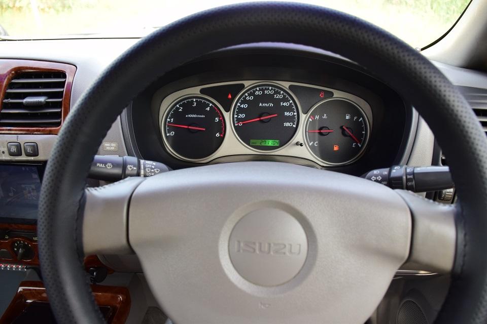 ขายรถครอบครัว/เพียง159000 บาท / ISUZU ADVENTURE 3.0Di-TURBO เกียร์ M/Tขับ2และ4WD เบาะหนังแท้ แอร์หลังชุดแต่ง /แล็กหลังคา /กล้องหน้าหลัง โทร0957401229 9