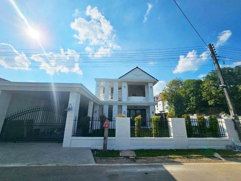 ขายบ้านเดี่ยวสองชั้น รีโนเวทใหม่ 4 ห้องนอน 3 ห้องน้ำ 8.99 ล้านบาท ! บ้านที่สวยในทุกมุม และสบายในทุกวัน 🛋️🌿 1