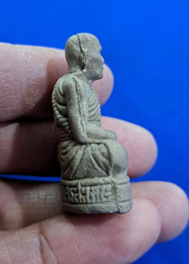 รูปหล่อเนื้อผงลอยองค์ #หลวงปู่หมุน ฐิตสีโล วัดบ้านจาน จังหวัด ศรีสะเกษ รุ่น รวยรุ่งเรือง เนื้อผงพุทธคุณ ปี2546แท้ทันหลวงปู่หมุนปลุกเสกครับ รูปที่ 5