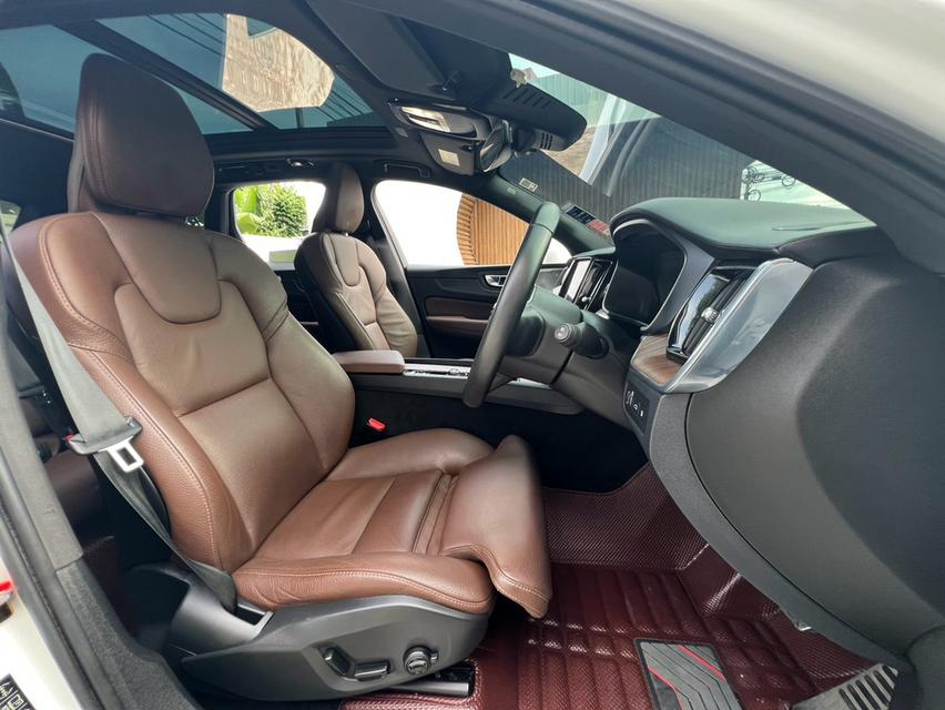 VOLVO XC60, 2.0 RECHARGE T8 R-DESIGN AWD ปี 2021 โฉม ปี14-ปัจจุบัน สีขาว รูปที่ 9
