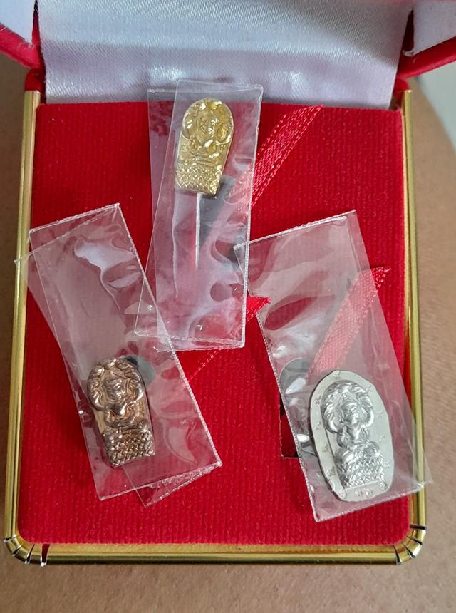 หลวงปู่บุดดา เหรียญปรกใบมะขาม ชุดกรรมการ เนื้อทองคำ เงิน นาค  1