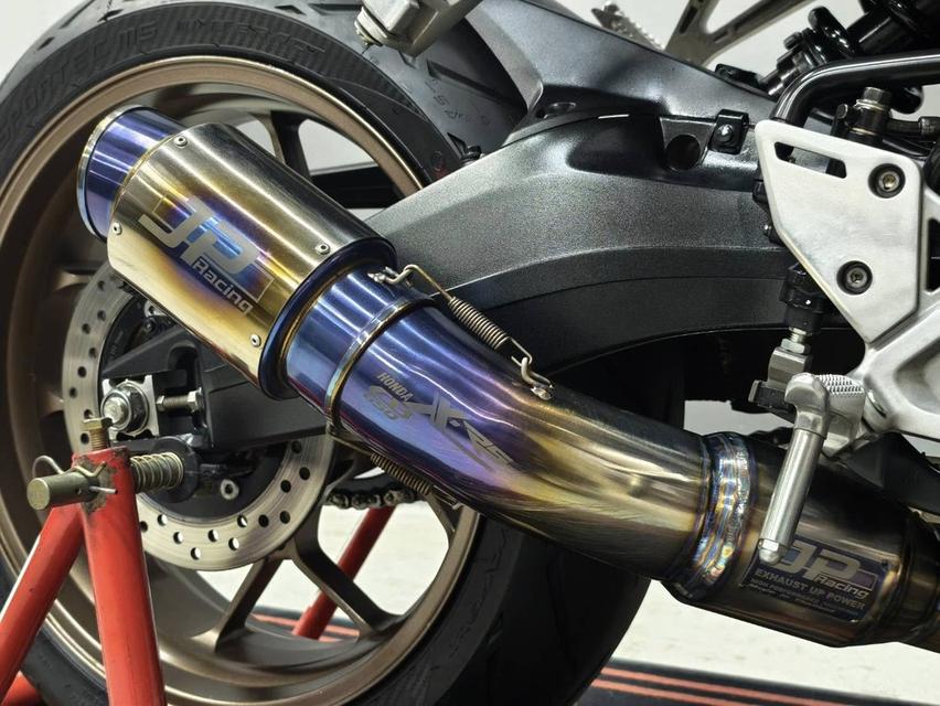 HONDA CB650R ปี 2024 E-Clutch รถมือเดียว สภาพเหมือนรถใหม่ รูปที่ 13