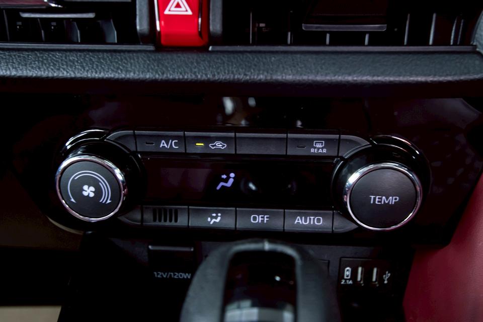 TOYOTA YARIS ATIV 1.2 PREMIUM LUXURY 2023  12