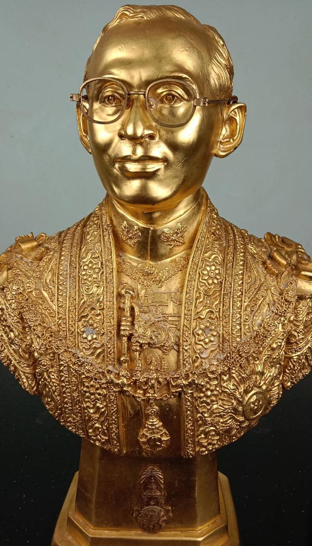 730.พระบรมรูปครึ่งพระองค์ในหลวงรัชกาลที่ 9 พระบาทสมเด็จพระปรมินทรมหาภูมิพลอดุลยเดช ทรงชุดฉลองพระองค์เต็มยศ รูปย่อยที่ 2
