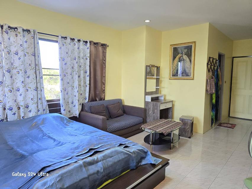 ค่าเช่าเดือนละ 5,500 รวมส่วนกลางแล้ว ค่าไฟจ่ายตามจริง สัญญา 1 ปี จ่าย 10,500 เข้าอยู่ได้เลย เฟอร์นิเจอร์ครบ ทีวี ตู้เย็น เครื่องซักผ้า ตู้เสื้อผ้า ห้อ 8