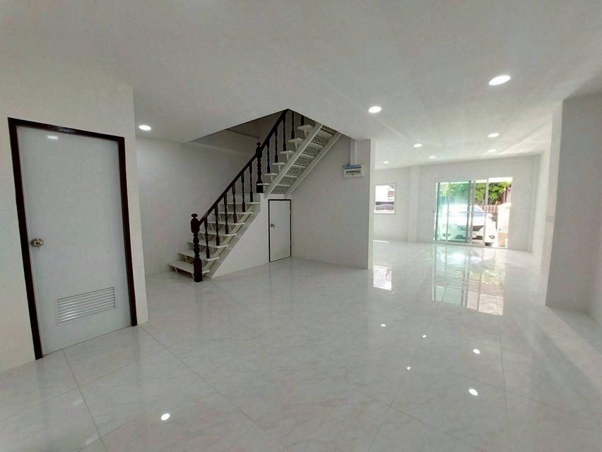 ขายทาวน์เฮ้าส์ 2 ชั้น หมู่บ้านรินรดา ซอยนวลจันทร์ 24 ขนาด 28.5 ตร.ว. รีโนเวทใหม่ ใกล้แฟชั่นไอส์แลนด์ บึงกุ่ม กรุงเทพฯ