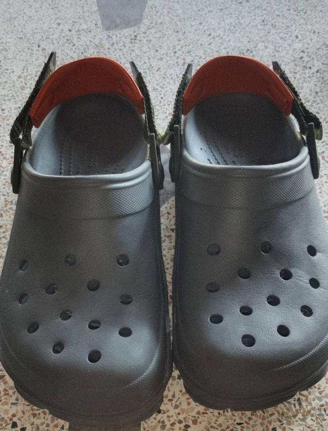 Crocs รองเท้าลำลองผู้ชาย สวยๆ ใหม่เอี่ยม รูปที่ 2