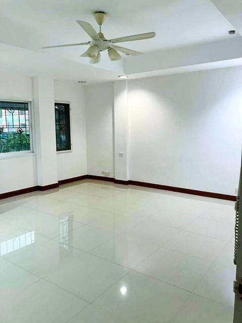 MRTศรีนครินทร์ 38 900ม. ให้เช่าทาวน์โฮม 3 ชั้น พร้อม3แอร์ 25 ตร.วา. 300 ตร.ม. รร.นานาชาติคินเคด 2 2.0 กม.4 นอน 4