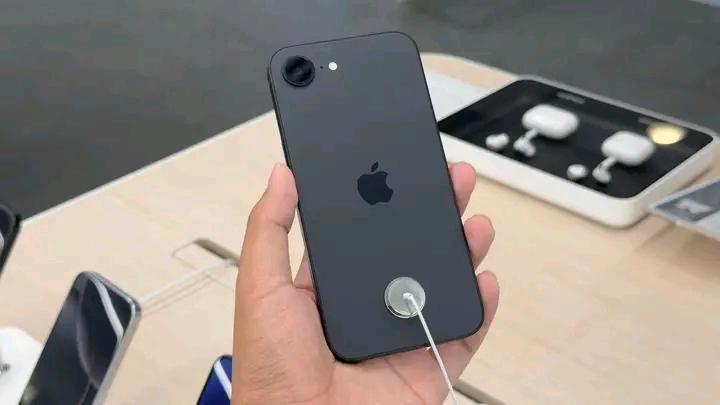 iPhone 16e พร้อมใช้งาน 3