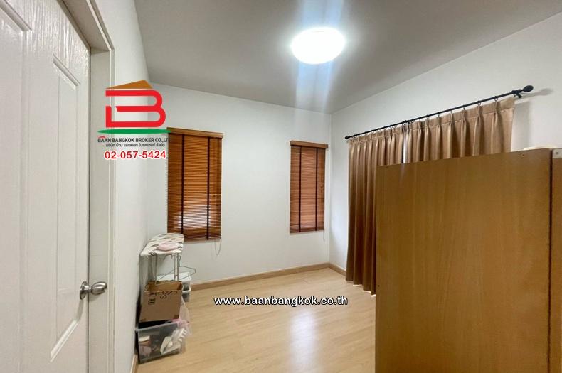 บ้านแฝด เนื้อที่ 35.8 ตร.ว. เดอะ วิลเลจ รังสิต-วงแหวน The Village Rangsit-Wongwaen ถนนรังสิต-นครนายก ตำบลลาดสวาย อำเภอลำลูกกา ปทุมธานี 12