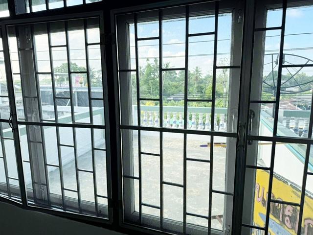 โพธิ์เสด็จ ตลาดสดหัวอิฐ 1.6 กม. วงเวียนน้ำพุ 2.4 กม. ศาลหลักเมืองนครศรีธรรมราช 2.3 กม. ให้เช่าอาคารพาณิชย์ 3.5 ชั้น 7