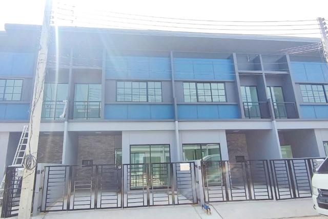 ให้เช่าทาวน์โฮมแสนสิริ 2 ชั้น ใหญ่ 136ตร.ม. MRT รังสิต 3.1กม.17ตร.วา. นานาชาติไทย 4.5 กม.4 นอน 3 น้ำ ฟิวเจอร์ พาร์ค รังส 2