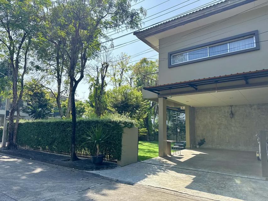 ขายบ้านเดี่ยว โครงการหมู่บ้าน Noble Geo วัชรพล ( โนเบิลจีโอวัชรพล )  ขนาด 105.7 ตารางวา  บ้านจำนวน 2 ชั้น ห้องโถง : 1 ห้อง ห้องนอน : 3 ห้องนอนใหญ่ ( 1