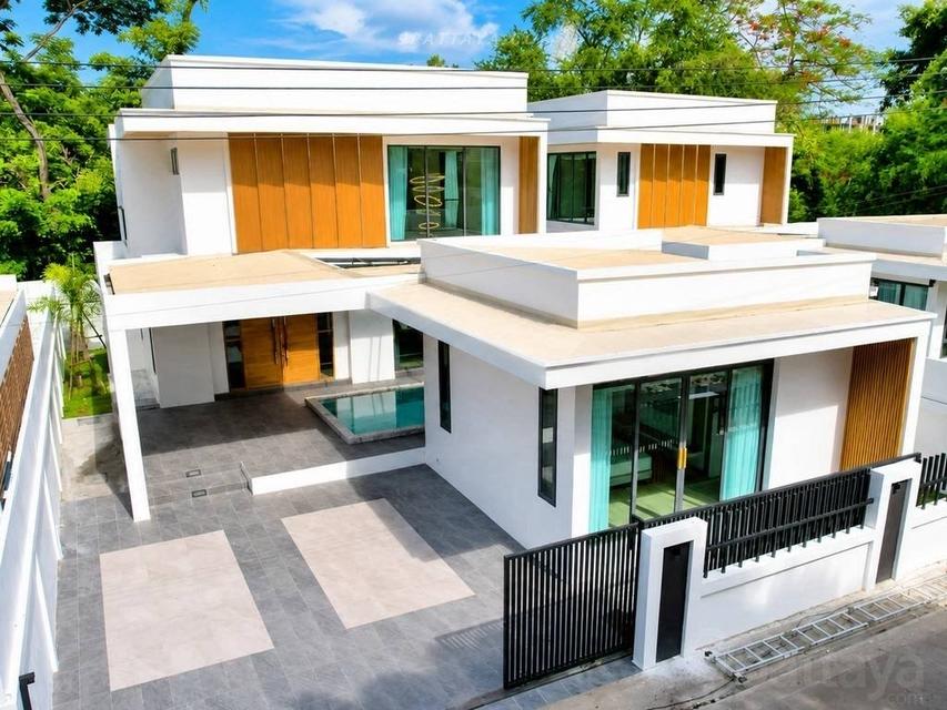 For Sale — Pool Villa near Jomtien BeachSpecial price pool villa in Soi Chaiyapruek, 1.5 km Jomtien Beach. Land size: 93.5 sq.wah 236 sq.m. 4 bedrooms 3