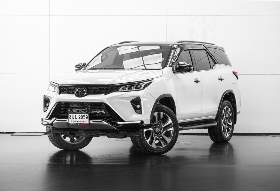 2022 TOYOTA FORTUNER 2.4 LEGENDER BLACK TOP 4WD SUV สีขาว-ดำ เลขไมล์ 34323 กม.