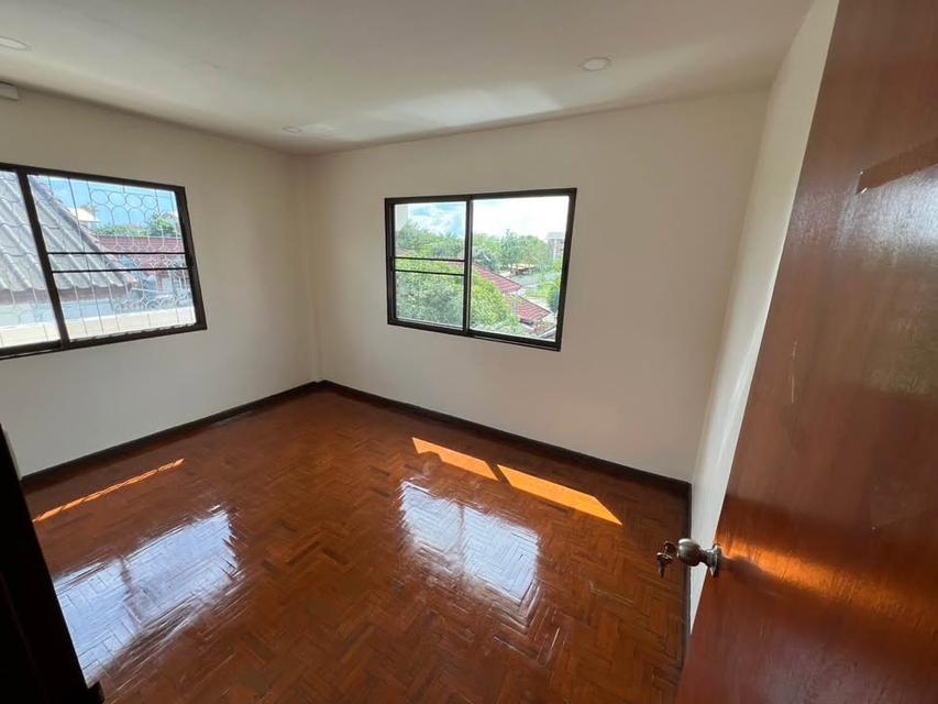 🏡 ให้เช่าทาวน์เฮ้าส์ 2 ชั้น2คูหา ทำเลเศรษฐกิจ ใกล้สนามบิน #เมืองเชียงใหม่ ราคาเพียง 22,000 บาท/เดือน ✨ 清迈市区双联两层联排别墅出租 6 卧室 3 卫生间 – 租金 22,000 泰铢/月 ✨ 3