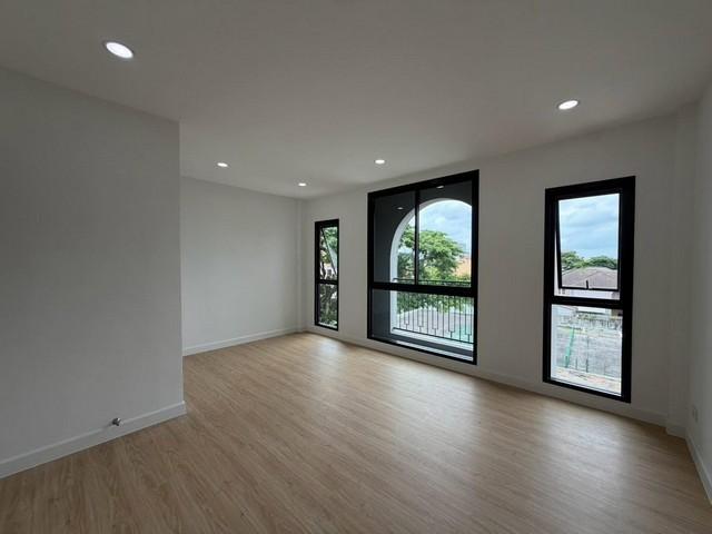 ขายทาวน์โฮม 4 ชั้น 4 ห้องนอน ลาดพร้าว 110 พื้นที่ขนาดใหญ่ รีโนเวทใหม่ทั้งหลัง พร้อมเข้าอยู่ 7