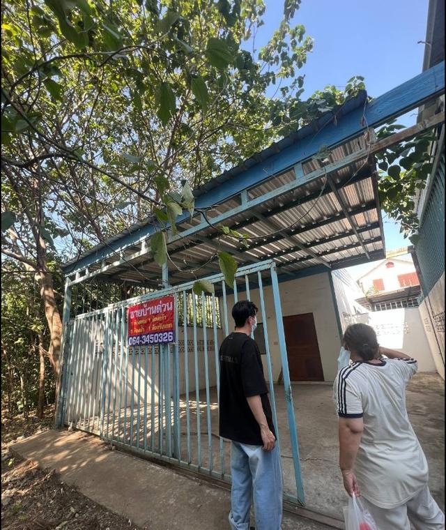 บ้านเดี่ยวชั้นเดียว1 ห้องนอน 1 ห้องน้ำห้องครัวห้องรับแขกมีบริเวณข้างๆและบริเวณหน้าบ้านมีรั้วอยู่ตรงข้ามเยื้องๆกับตรงโรงเรียนมัธยมติดถนนใหญ่ระยะทางใกล้ 1