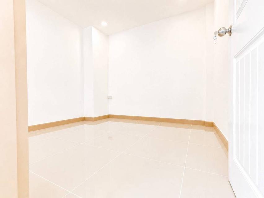 หมู่บ้านลภาวัน5 ท่าอิฐ-ไทรม้า ทาวน์เฮาส์ 2 ชั้น หลังมุม ตกแต่งใหม่พร้อมอยู่ มีระเบียงด้านหน้า 11