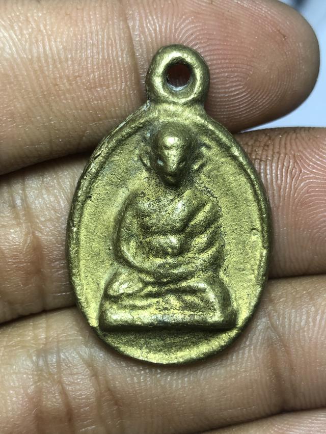 เหรียญรูปไข่ หลวงพ่อไปล่ วัดกำเเพง ย้อนยุค ปี39 ตอกโค๊ดสวยคม