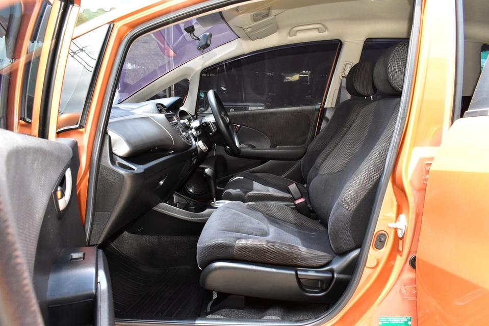 HONDA JAZZ 1.5SV 2011 เบนซิน 10