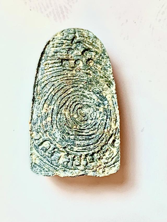 หลวงปู่ทวด รุ่นพระของขวัญ พิมพ์พระรอด เนื้อว่านผสมผงเหล็กไหล หลังลายมือ ออกวัดห้วยมงคล ปี2553 10