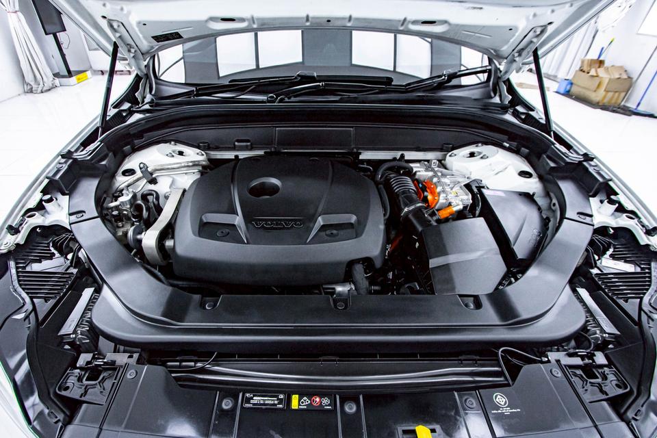 VOLVO XC60 2.0 RECHARGE T8 R-DESIGN 4WD 2021
