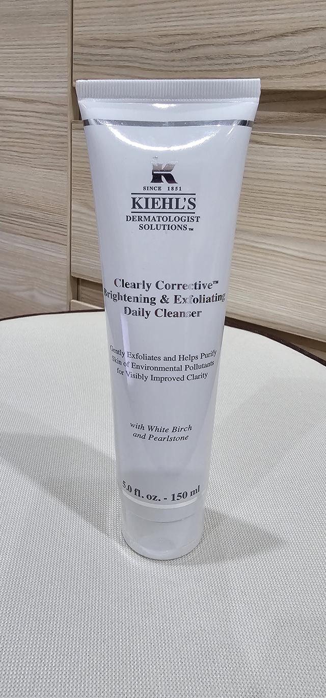 Kiehl's Clearly CorrectiveTM Brightening & Exfoliating Daily Cleanser 150ml. no box