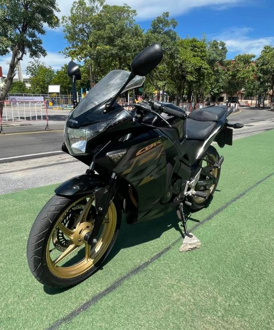 Honda CBR สีดำ 6