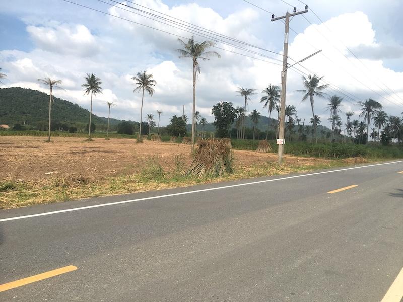 ขายที่ดินทำเลดี เนื้อที่ 6-2-36ไร่ ติดถนน ทล. 3018 หน้ากว้าง 150เมตร ตำบลคลองกิ่ว บ้านบึง ชลบุรี ผังเมือง EEC สีเหลืองอ่อนที่ดินห่างจาก ทล.331 1