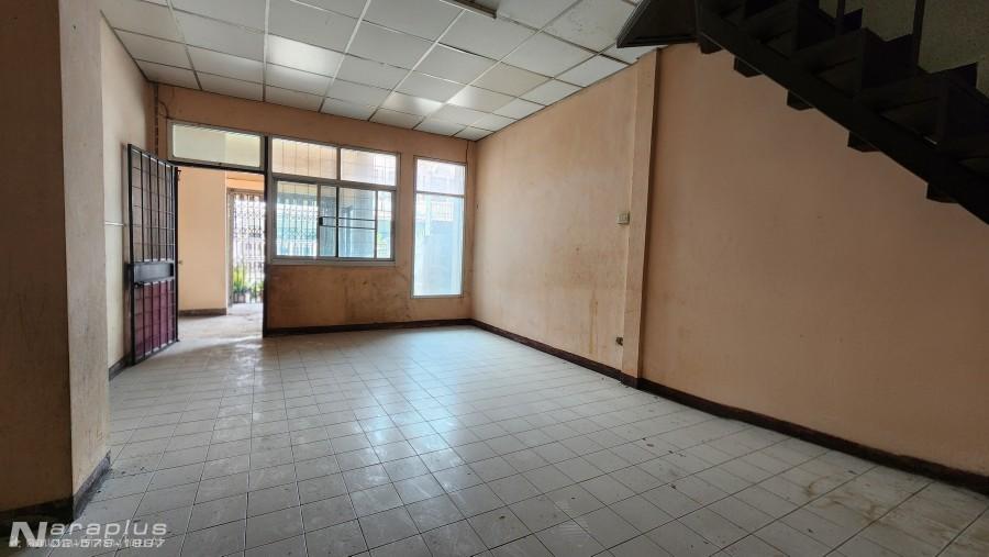 68121198 : ขายทาวน์เฮ้าส์ 2 ชั้น ต่อเติมอาคารด้านหน้าเป็นร้านค้า บนเนื้อที่ขนาด 16 ตร.ว. หมู่บ้านราณี 3 ถนนนวมินทร์ 135 กรุงเทพฯ 9