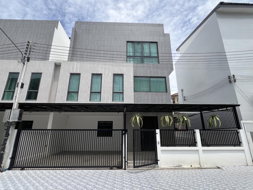 ให้เช่า Baan Pool Villa Chonburi พูลวิลล่าหลังใหญ่ 3 ห้องนอน 4 ห้องน้ำ | 3 ชั้น | สระว่ายน้ำส่วนตัว & จากุซซี่ 1