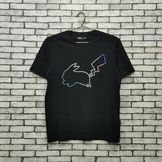 เสื้อยืด Uniqlo UT x Pokémon ลายเส้นขอบปิกาจู สีดำ ไซส์ M