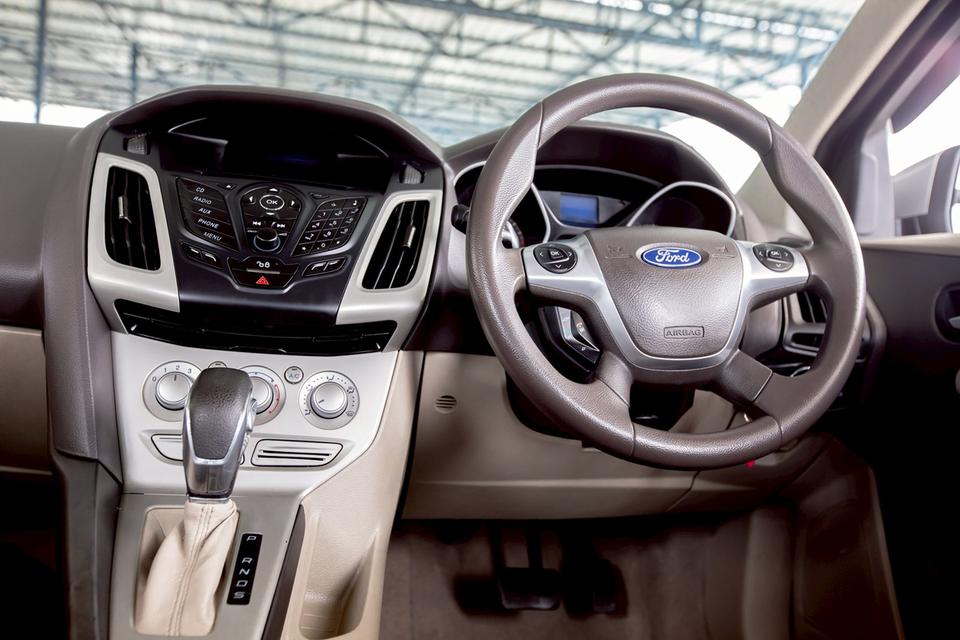 Ford focus 1.6 Sedan ปี 2012 สีเทา  16