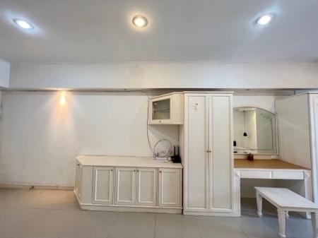 รูป ขาย คอนโด ห้องใหญ่ ย่านสีลมสาทร ใจกลางเมือง พร้อมอยู่Merlin Tower Condominium 40 ตรม. ปรับปรุงใหม่แล้ว ถูกกว่าตลาด 4