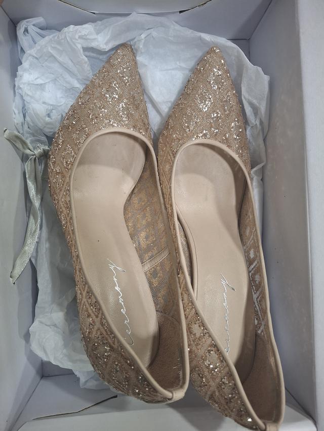 ร้องเท้าส้นสูงชุดไทย