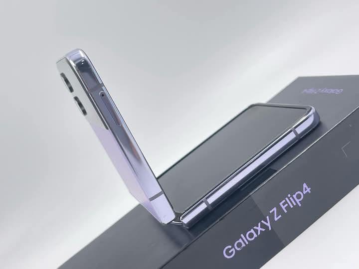 Galaxy Z Flip 4 สีม่วง  8