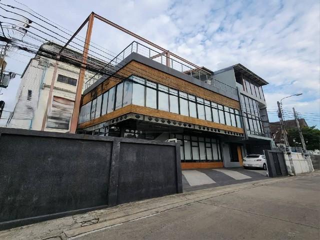 ให้เช่าอาคารสำนักงาน 3 ชั้น หลังมุม 700 ตรม มีดาดฟ้า ซอยติวานนท์ 14 ซอยกระทรวงสาธารณสุข (บำราศนราดูร) ใกล้ MRT กระทรวงสา 1