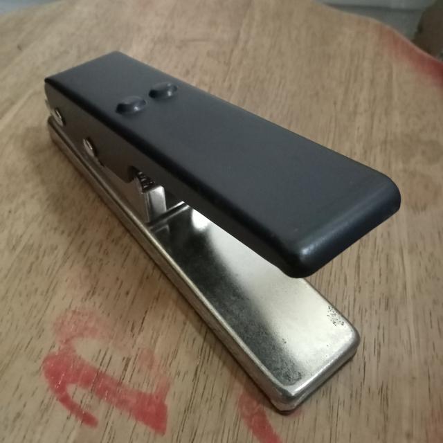 guitar pick punch อุปกรณ์ทำปิ๊กกีตาร์ สามารถเจาะตัดแผ่นพลาสติก ไม้ หนัง เช่นบัตรพลาสติกที่ไม่ใช้แล้ว แก้วพลาสติก กระดาษแข็ง จะได้ปิ๊กขนาดมาตราฐาน รูปที่ 2