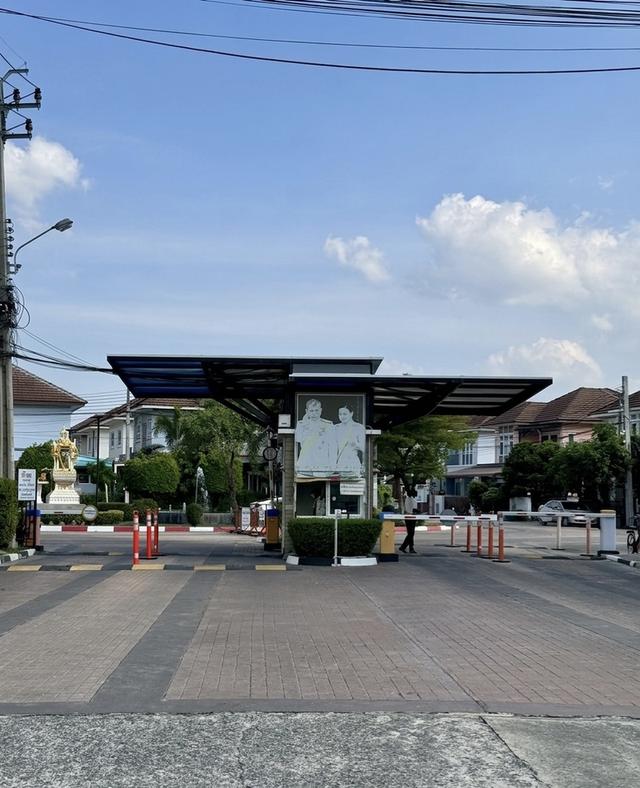 “บ้านเดี่ยว 53.2 ตร.ว. ทำเลหายาก หลังต้นซอย ใกล้ รปภ. ติดถนนหทัยราษฎร์ พร้อมกล้องวงจรปิด 6 ตัว ราคาเพียง 4.79 ล้าน ต่อรองได้” 7