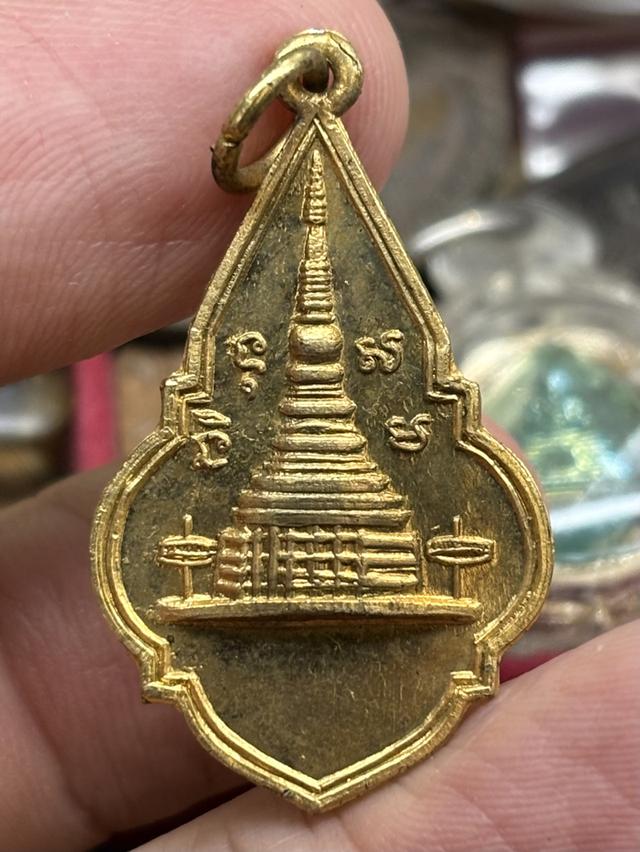 เหรียญ พระบรมธาตุหริภุญชัย ลำพูน กะไหล่ทอง สวยครับ