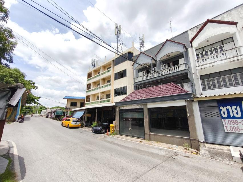 อาคารพาณิชย์ 3 ชั้น 2 คูหา ซอยเปรมประชา ใกล้สนามบินดอนเมือง ถนนเชิดวุฒากาศ ต.หลักหก อ.เมืองปทุมธานี จ.ปทุมธานี
