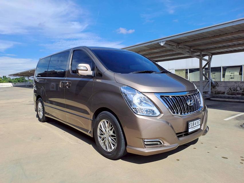 ปี 2017 HYUNDAI GRAND STAREX, 2.5 VIP (สีน้ำตาล) มือเดียวออกห้าง ประวัติดีมากรถเข้าศูนย์ตลอด