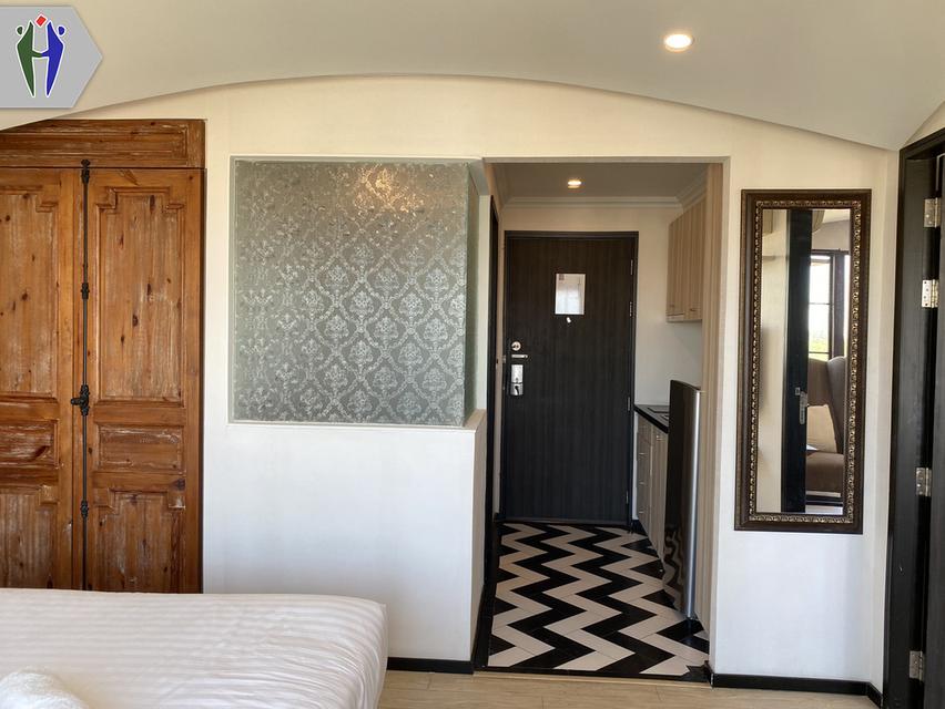 คอนโดให้เช่า เวเนเชี่ยน ใกล้หาดจอมเทียน •	ขนาด 23 ตารางเมตร สตูดิโอ •	เครื่องปรับอากาศ, ตู้เย็น •	ระเบียงวิวสระว่ายน้ำพร้อมเฟอร์นิเจอร์ครบชุด •	ครัวยุ 5