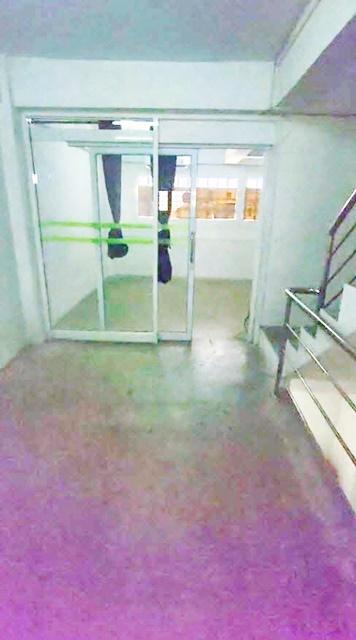 ม.ธรรมศาสตร์ 3กม.โลตัส รังสิตคลองสอง 459 ม. 2แอร์ ตลาดไอยรา 2กม. อาคาร 4.5 ชั้น ให้เช่า 20 ตร.วา 340 ตร.ม ติดถนนใหญ่ 8